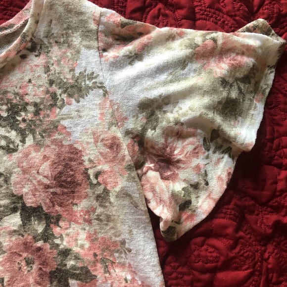 Gorgeous floral top - Picture 2 of 3